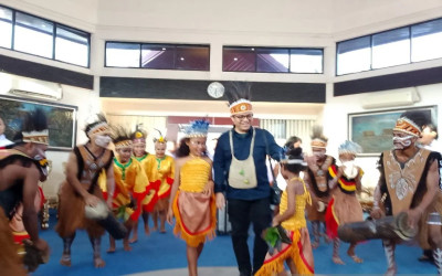 Wamen Komdigi Tiba Disambut Tarian Adat Sentani di Jayapura, Papua