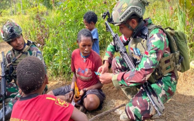 SATUAN KOOPS HABEMA PATROLI SAMBIL PENGOBATAN KELILING DI INTAN JAYA, WARGA BILOGAI SAMBUT GEMBIRA